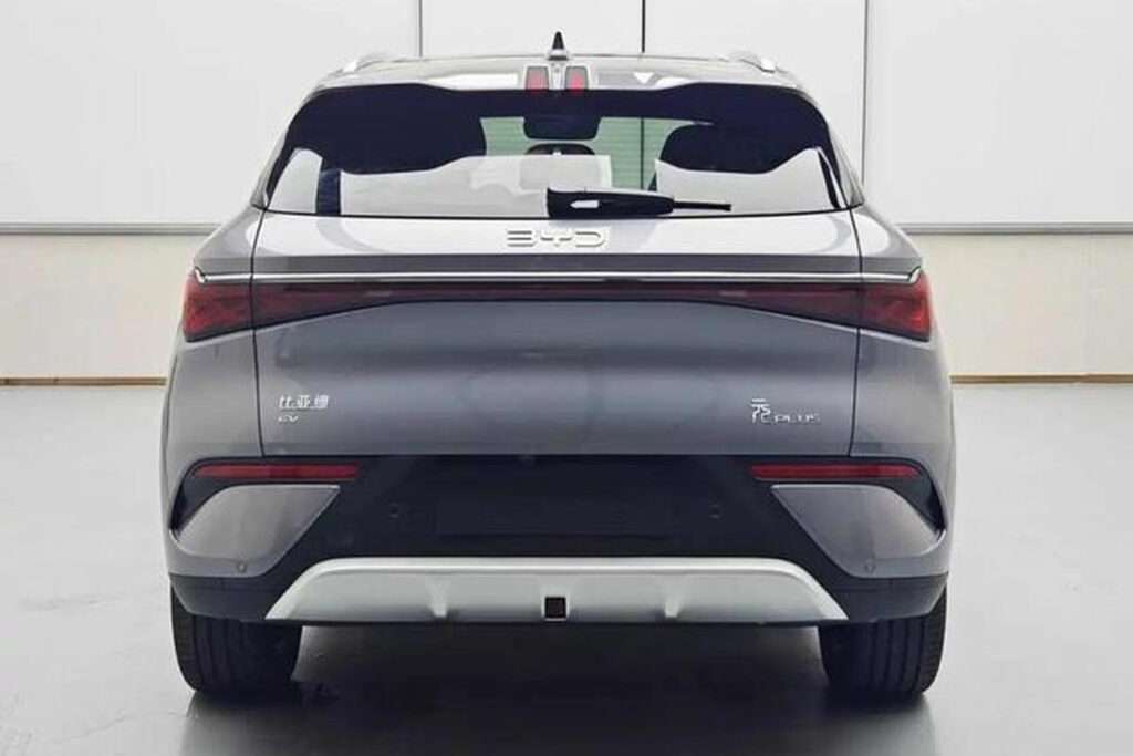 Nowy BYD Atto 3 ma zasięg 650 km. Większa bateria 75 kWh i moc 308 KM 1 BYD Atto 3 po face-liftingu. Widok od tyłu.