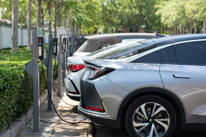 Elektryczny crossover BYD Atto 3 podłączony do szybkiej ładowarki na miejskiej stacji ładowania