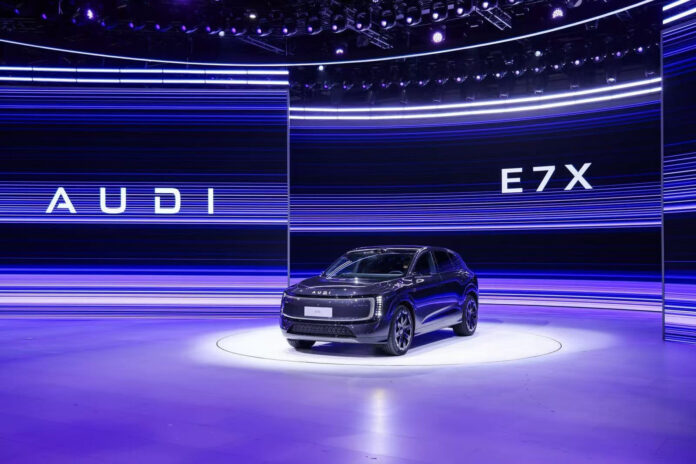 Elektryczny SUV Audi E7X o długości ponad pięciu metrów podczas oficjalnej prezentacji