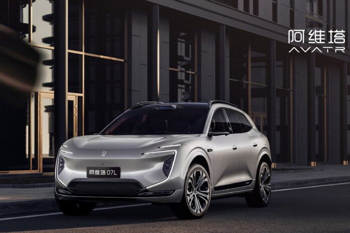 Przedłużony SUV Avatr 07L wyposażony w nowoczesny system jazdy autonomicznej od Huawei