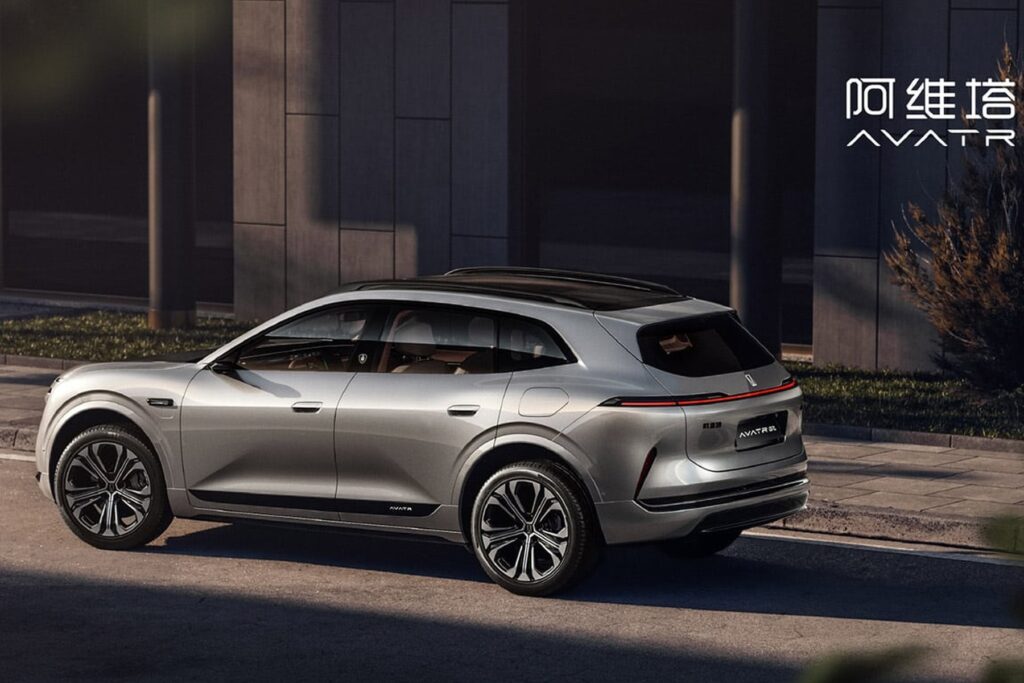 Elektryczny SUV Avatr 07L z baterią CATL o pojemności 82 kWh gwarantującą duży zasięg