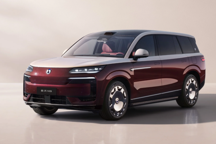 Luksusowy SUV Denza N9 z napędem hybrydowym plug-in i systemem LiDAR na dachu