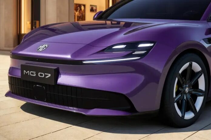 Dynamiczna sylwetka nowego MG 07 w wersji coupe SUV z opadającą linią dachu i nowoczesnymi przetłoczeniami