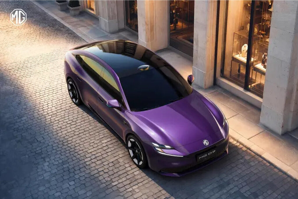 Dynamiczna sylwetka fastbacka MG 07 z fioletowym lakierem Morello Purple i bezramkowymi drzwiami