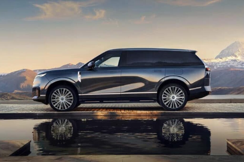 Elektryczny SUV Xpeng GX zaprezentowany z profilu podczas oficjalnego pokazu