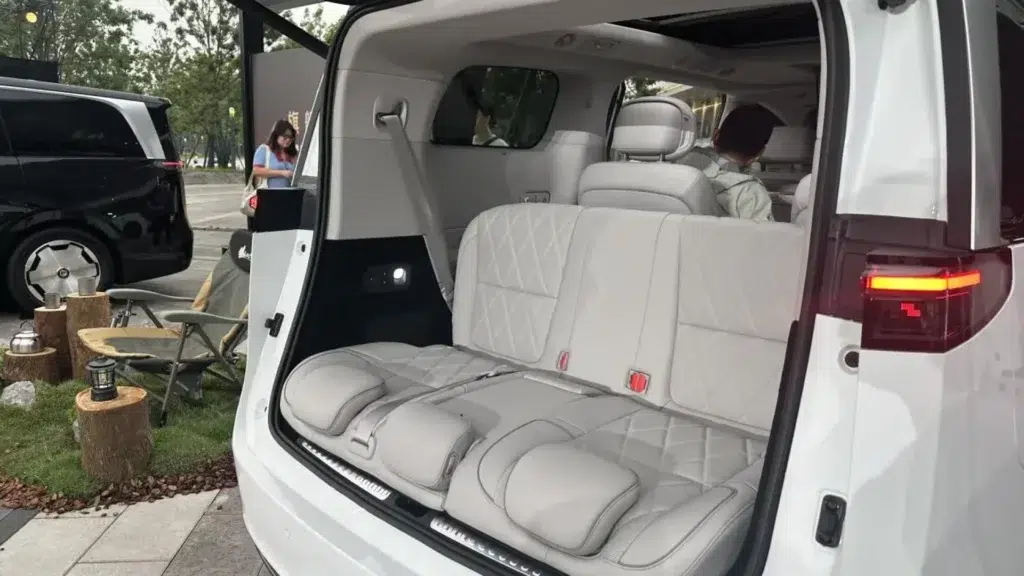 Leapmotor D99 wchodzi na rynek od 143 000 zł. Van z 115 kWh baterią CATL i 5280 mm długości 2 Leapmotor D99