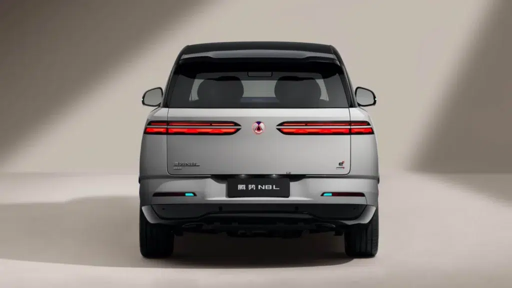 Denza N8L przejedszie 430 km na prądzie z ładowaniem 728 kW. Ile kosztuje? 1 Denza N8L