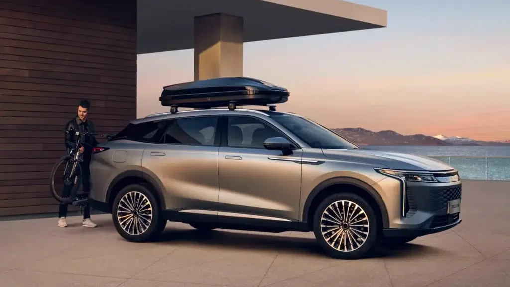Exeed EX6 oficjalnie pokazany. To odświeżona Omoda 9 z napędem PHEV 2 Exeed EX6