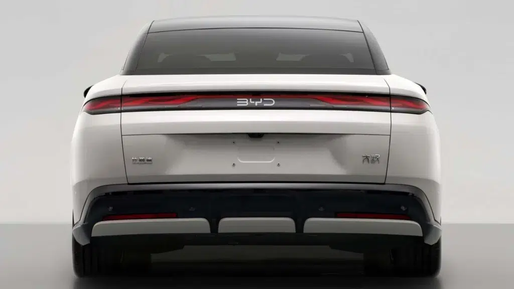 BYD Da Han: bateria 102,3 kWh i 725 kg. Zasięg 1008 km w cyklu CLTC 1 BYD Da Han – sylwetka flagowego sedana w stylu Loong Face