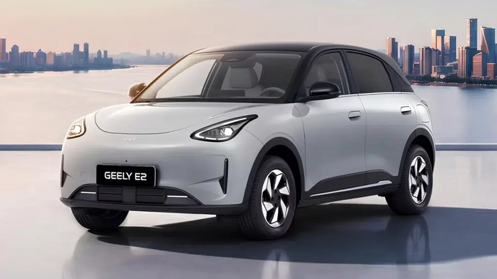 Geely E2 jedzie do Europy. Chiński bestseller celuje w BYD Dolphin Surf 1 Geely E2 – wnętrze z ekranem 14,6 cala i cyfrowym zegarami