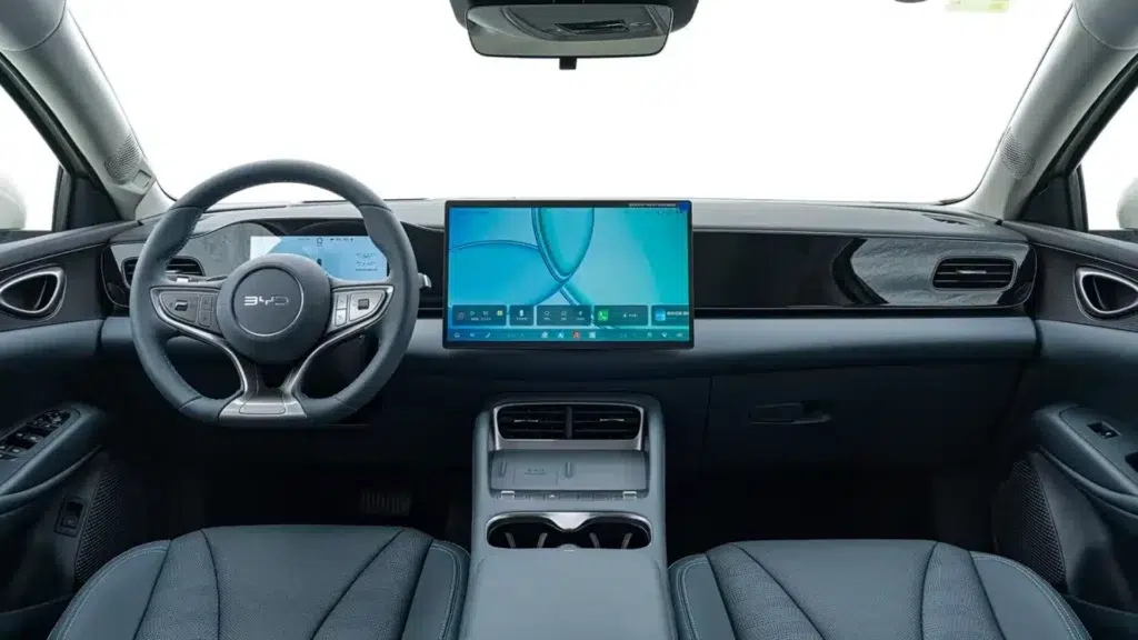 BYD Seal 06 w wersji 2027 startuje od 60 000 zł. Flash Charging i LiDAR w klasie popularnej 1 BYD Seal 06 2027 – wnętrze z ekranem DiLink 150 i konsolą środkową
