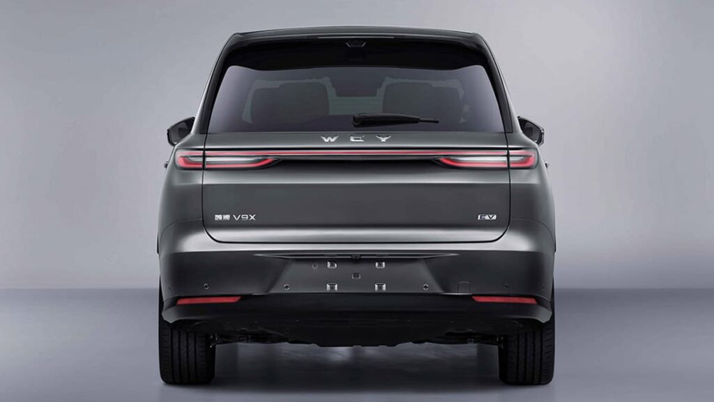 Elektryczny SUV Wey V9X o długości niemal 5,3 metra podczas testów drogowych