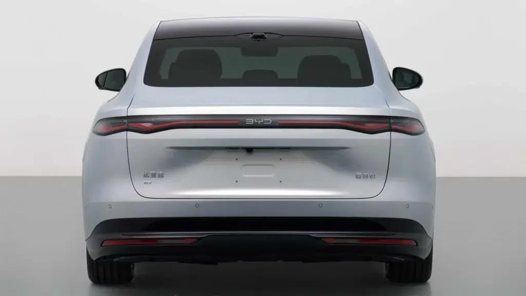 BYD Seal 07 mierzy 5,08 metra. Nowy model pojawił się 5 miesięcy po premierze poprzednika 1 BYD Seal 07 – podzielone reflektory w stylu Seal 08