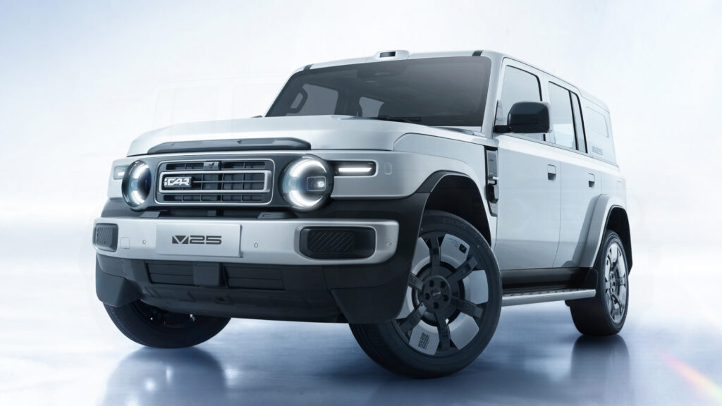 Kanciasty SUV Chery iCaur V25 zaprezentowany z profilu eksponuje terenowe proporcje nadwozia