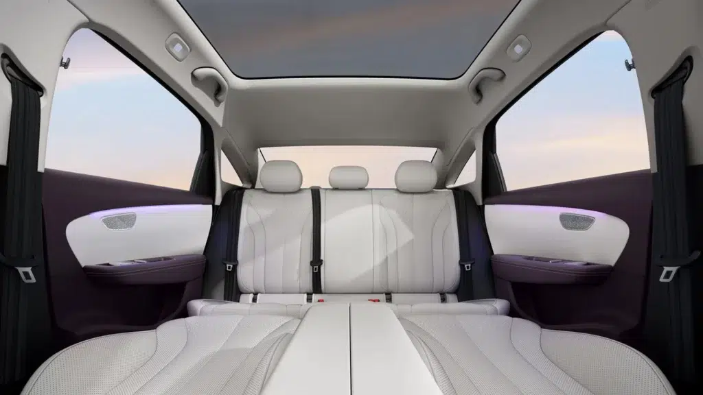 Jetta M6 EV. Wnętrze sedana zamienia się w podwójne łóżko 2 Jetta M6 EV kabina chińskiego sedana submarki VW