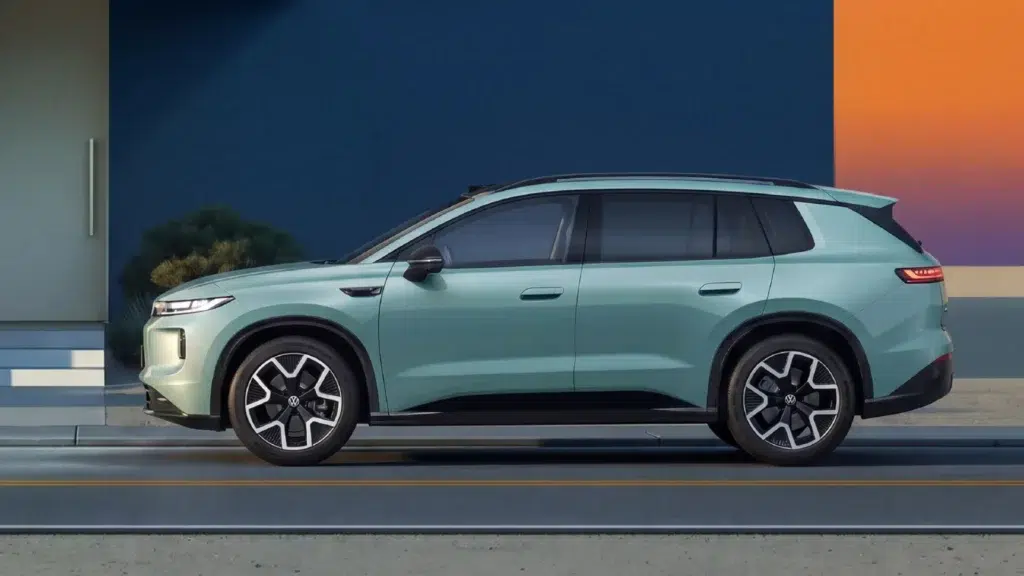 Volkswagen ID. Aura T6 w przedsprzedaży od 20 225 dolarów 1 ID. Aura T6 wnętrze – ekran 15,6 cala i AR head-up display