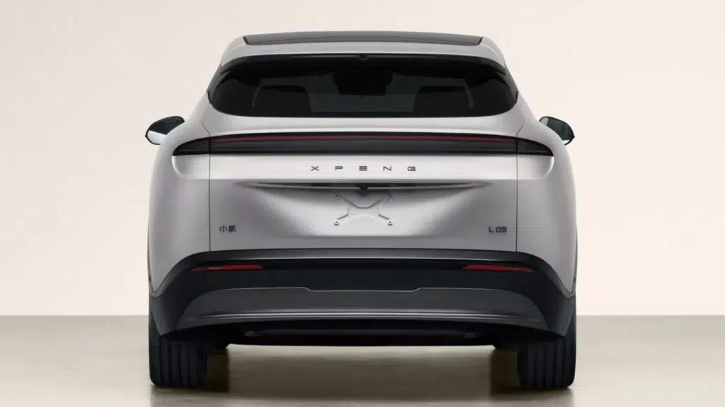 Xpeng Mona L05 przyłapany w Chinach. SUV z zasięgiem 660 km 1 Xpeng Mona L05 – tylna sylwetka typu fastback z pojedynczą lampą