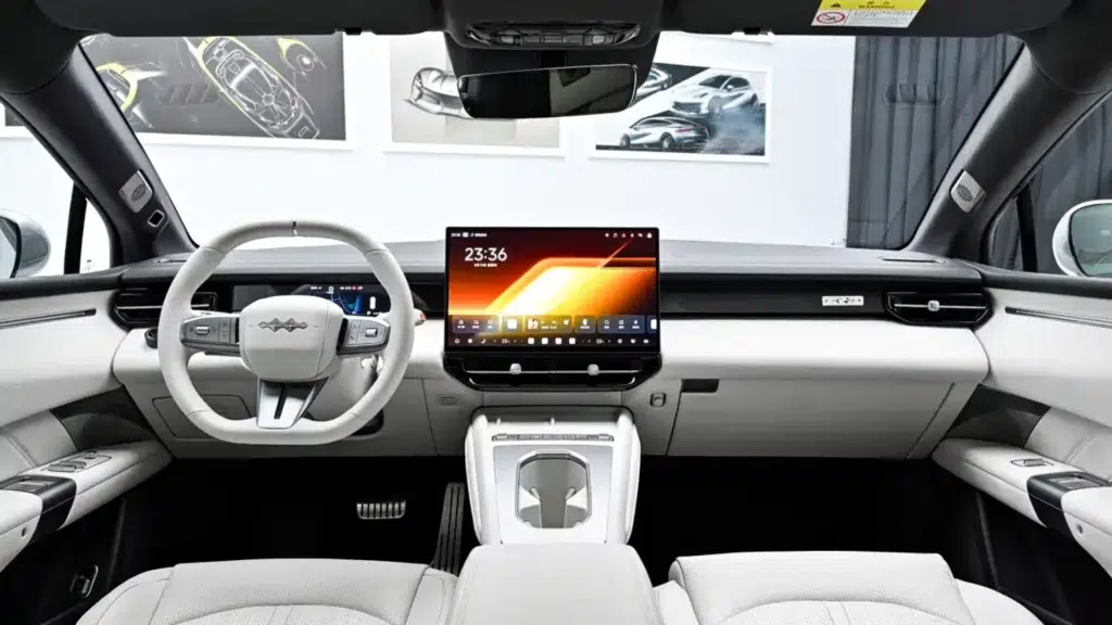 BYD Fang Cheng Bao Formula S rzuca wyzwanie Xiaomi SU7 1 Przód nowego sedana Fang Cheng Bao Formula S z agresywnie stylizowanymi reflektorami i szerokim zderzakiem