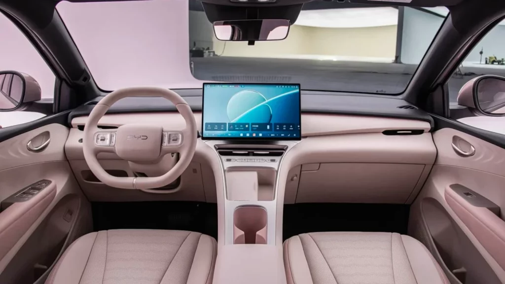 Nowy BYD Seagull z tylnym napędem. Tani elektryk mocno się zmienił 3 Wnętrze BYD Dolphin z dużym ekranem centralnym i jasną tapicerką