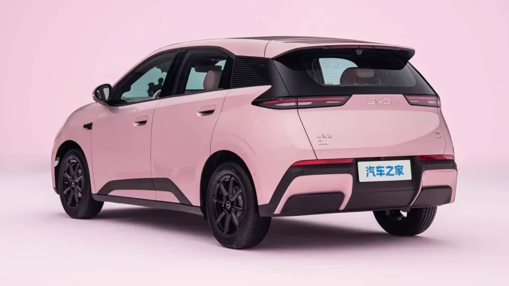 Nowy BYD Seagull z tylnym napędem. Tani elektryk mocno się zmienił 2 Różowy BYD Dolphin pokazany od tyłu z widocznym pasem świetlnym