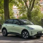 Geely wchodzi do Szwajcarii. Trzy nowe SUV-y ruszają w Alpy 3 Geely E2 Benelux Campaign visual 01 scaled 1