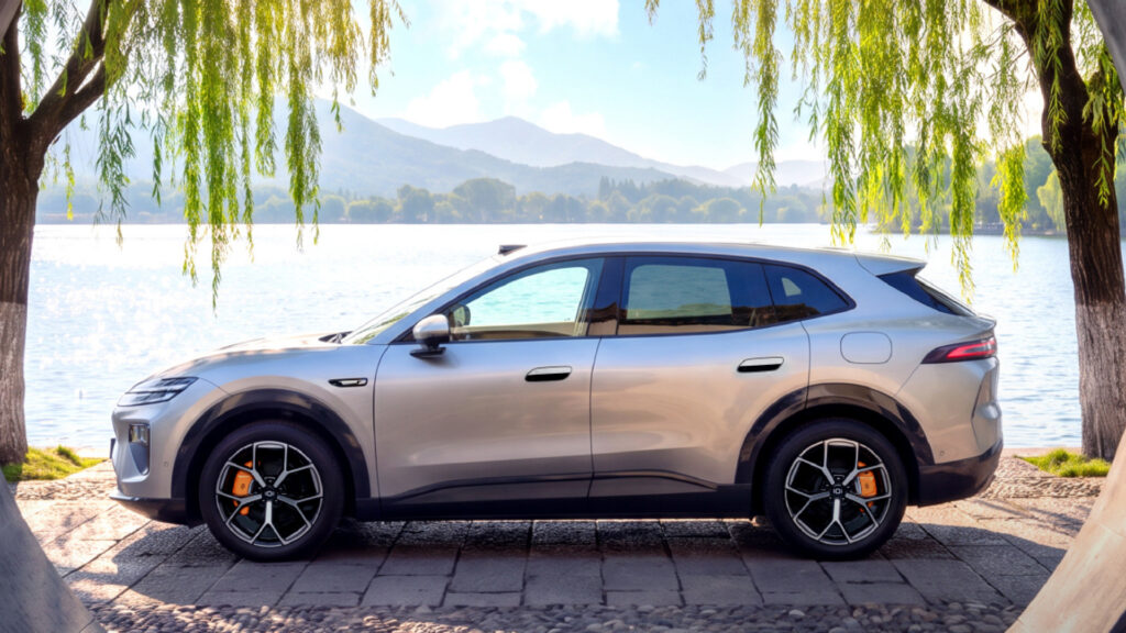 Changan Nevo Q06 debiutuje w Chinach. SUV ma trafić do Europy 1 Profil srebrnego SUV-a Changan Qiyuan Q06 zaparkowanego nad brzegiem jeziora