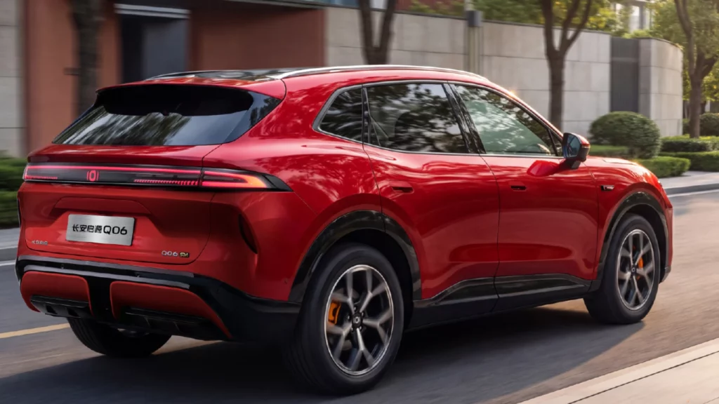Changan Nevo Q06 debiutuje w Chinach. SUV ma trafić do Europy 2 Czerwony Changan Qiyuan Q06 w ruchu miejskim pokazany od tyłu