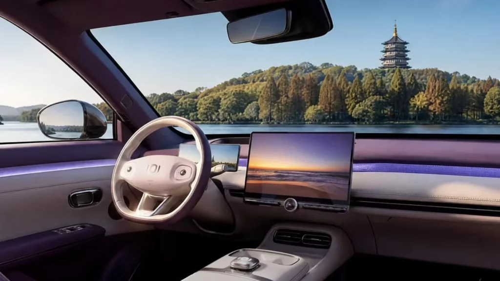 Changan Nevo Q06 debiutuje w Chinach. SUV ma trafić do Europy 3 Wnętrze modelu Changan Qiyuan Q06 z dużym ekranem centralnym i jasną tapicerką