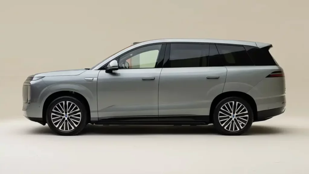 Denza N8L EV oficjalnie debiutuje. Bateria ma 130 kWh pojemności 1 Wnętrze luksusowego modelu Denza N8L EV z sześcioosobowym układem foteli