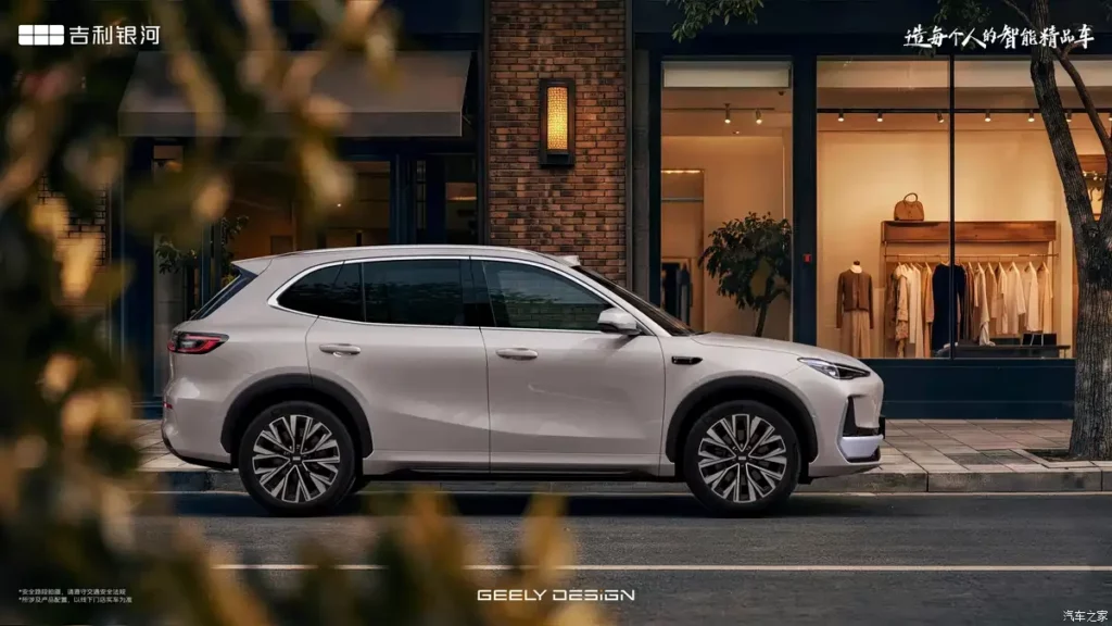 Geely EX5 debiutuje w Chinach. Ma ładowanie 6C i jest mocniejszy o 114 KM 2 Sylwetka nowego Geely EX5 podczas oficjalnej prezentacji wersji z mocniejszym napędem