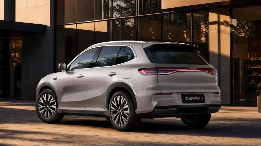 Geely EX5 oficjalnie ujawnione. Elektryczny SUV ma 329 KM 2 Tył elektrycznego SUV-a Geely EX5 ze spójnym pasem świetlnym łączącym lampy
