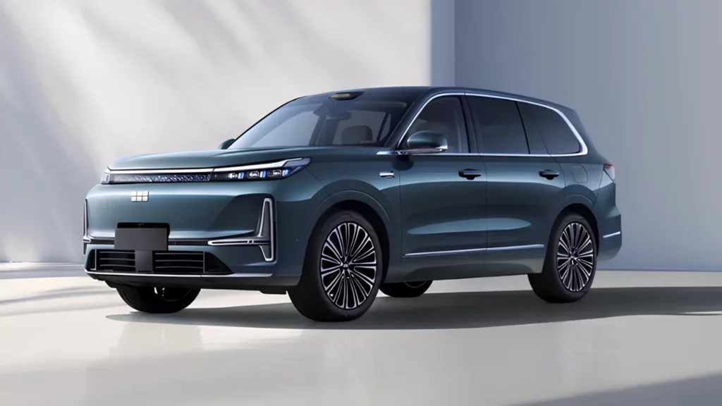 Geely Galaxy M9 wchodzi do ZEA. Kosztuje ułamek ceny w Europie 1 Srebrno-niebieski SUV Geely Xingjiu stoi w jasnym studiu fotograficznym