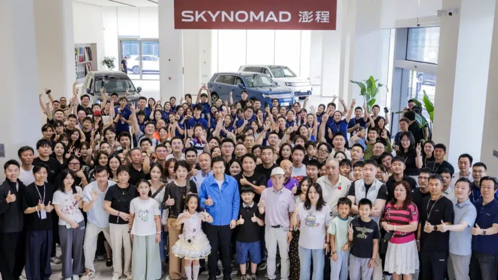 Xiaomi rusza z dostawami SUV-a Skynomad. Lei Jun wręczył kluczyki 1 Dyrektor Xiaomi Lei Jun przekazuje kluczyki do nowego SUV-a Skynomad pierwszemu klientowi w Chinach