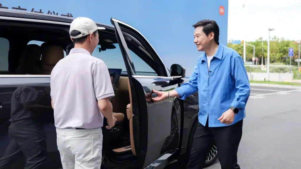 Xiaomi rusza z dostawami SUV-a Skynomad. Lei Jun wręczył kluczyki 2 Nowy SUV Xiaomi Skynomad z napędem hybrydowym EREV podczas uroczystości wydania aut klientom