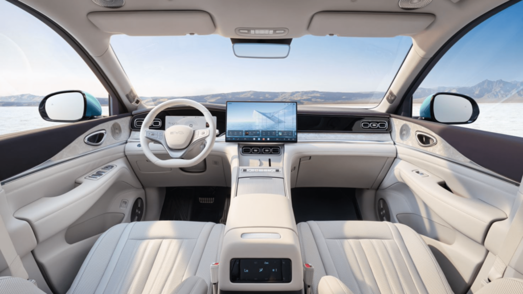 Elektryczny SUV BYD Sealion 08 zaparkowany na tle nowoczesnej architektury miejskiej