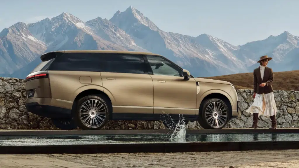 Chiński Xpeng GX udaje Range Rovera. Absurdalny tuning 4 Przód nowego Xpeng GX pokazujący oryginalny design reflektorów przed modyfikacjami