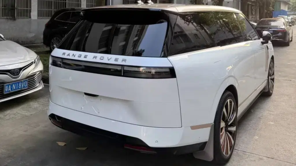 Chiński Xpeng GX udaje Range Rovera. Absurdalny tuning 2 Tył chińskiego SUV-a Xpeng GX z przerobionym pasem świetlnym i nowym zderzakiem