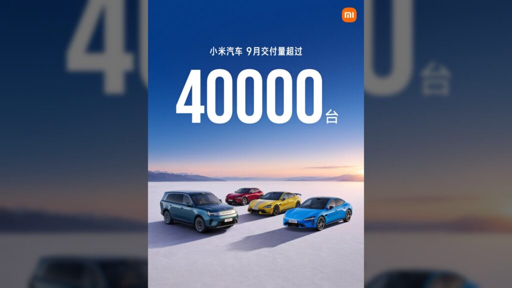 Plakat reklamowy Xiaomi przedstawia cztery samochody elektryczne pod wielką białą liczbą 40000