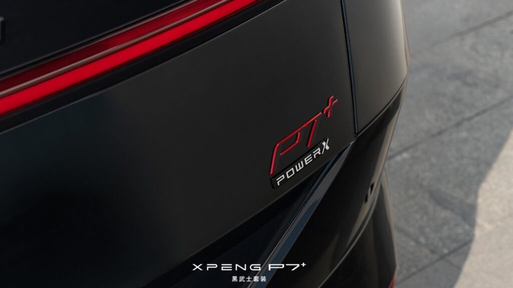 Emblemat P7 Plus PowerX na czarnej klapie bagażnika Xpeng P7 Plus