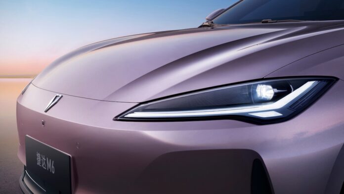 Przedni reflektor LED w nowym elektrycznym modelu Jetta M6 wyróżnia się ostrą linią świetlną