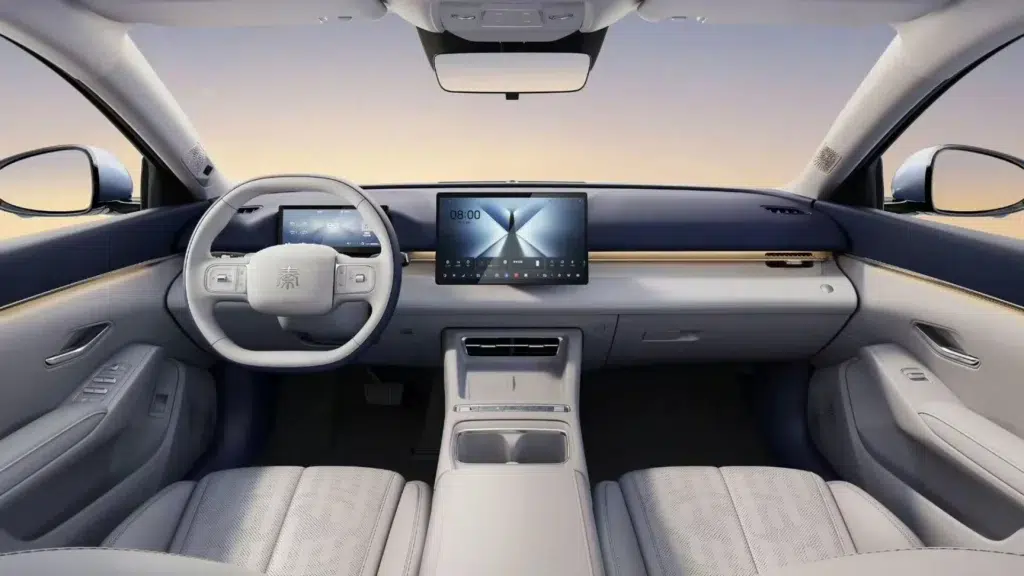 Przód hybrydy plug-in BYD Qin Plus DM-i z trapezowym wlotem powietrza