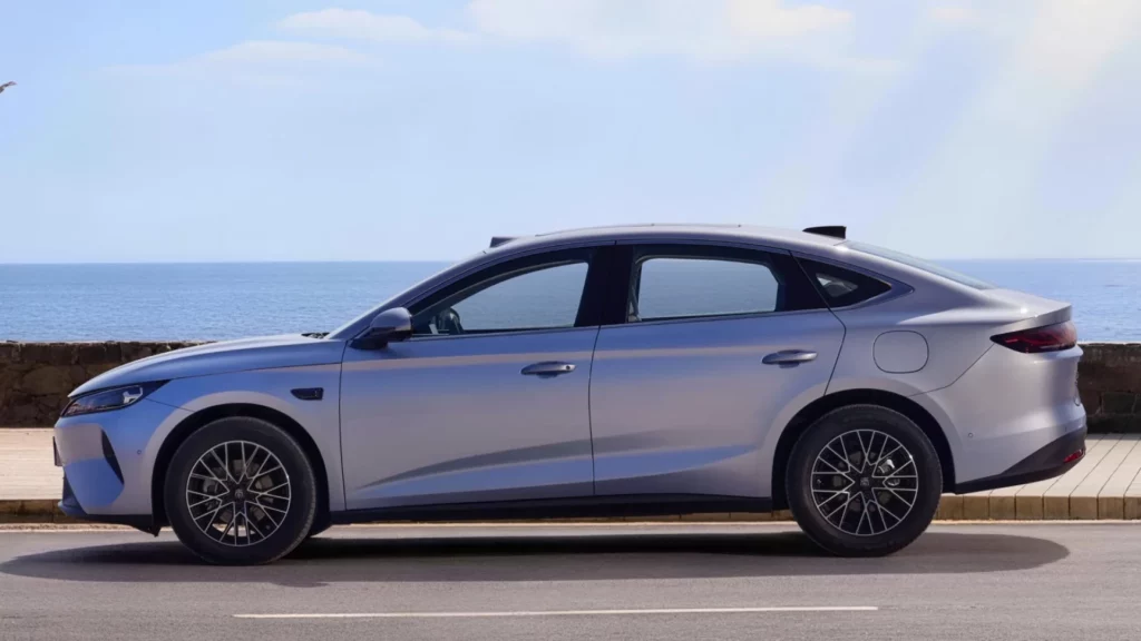 Wnętrze BYD Qin Plus DM-i z centralnym ekranem 12,8 cala i konsolą środkową