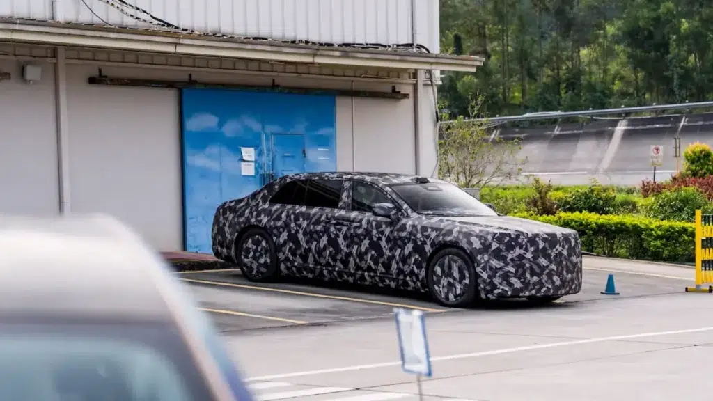 Flagowy SUV BYD Yangwang U8L na trasie testowej w Chinach