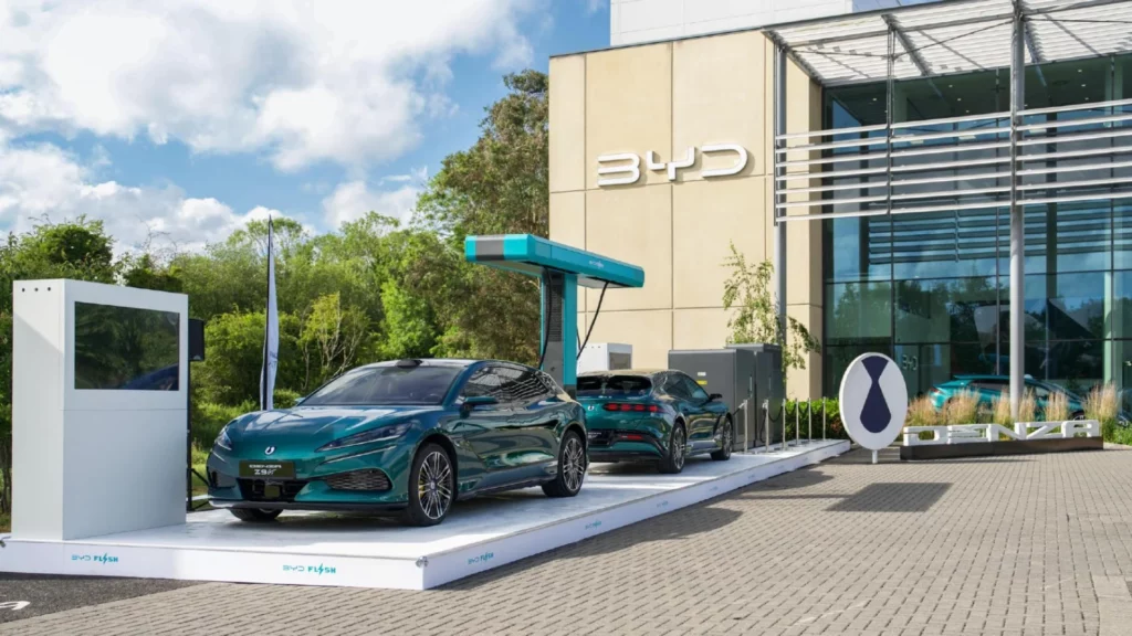 Zielona Denza Z9 GT wyeksponowana na podeście przed salonem BYD