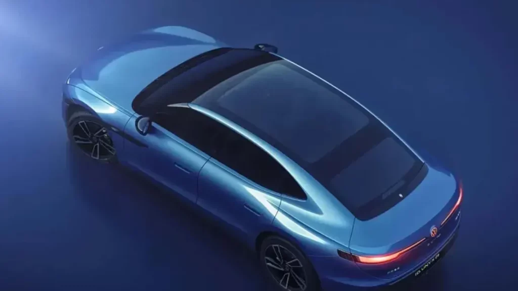 Volkswagen ID UNYX 09 filmowany z góry ukazuje panoramiczny szklany dach