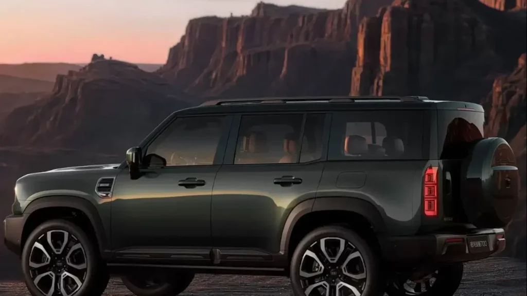 Ciemnozielony SUV Geely Galaxy Starship 700 zaparkowany na tle skalistych gier