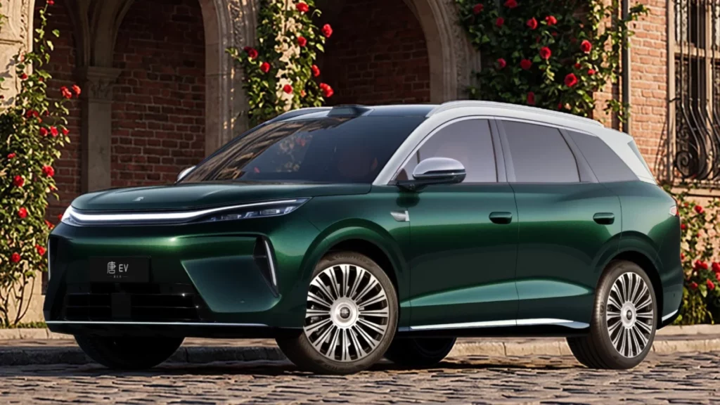 Zielony SUV BYD Tang EV zaparkowany na brukowanej uliczce przed ceglanym budynkiem