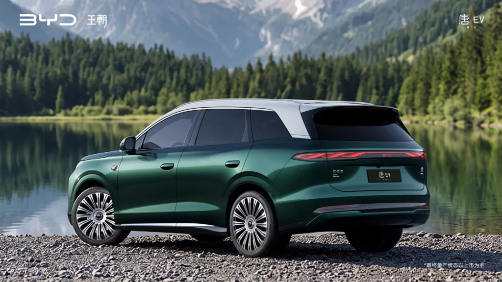 Tył nadwozia BYD Tang EV stojącego nad brzegiem górskiego jeziora