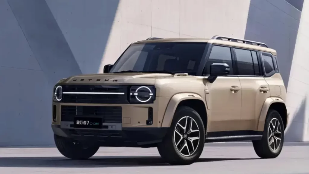 Masywny SUV Jetour Shanjia T1 C-DM w kolorze piaskowym stoi przed nowoczesnym budynkiem