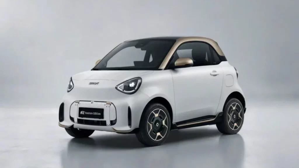 Biały Smart #2 Couture Edition z przestrzennym nadwoziem i złotym dachem stojący w studiu